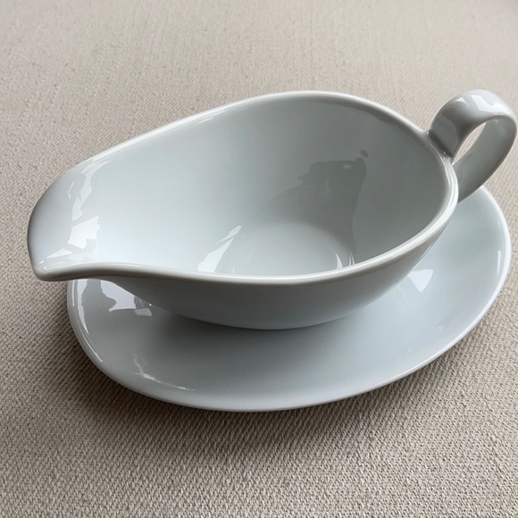 PERFECT GRAVY BOAT AND SAUCER